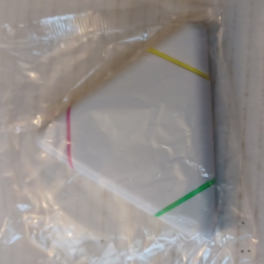4/$30 New Highlighters In Triangular Shape - 3 Colours In 1 Shape - Picture 2 of 3